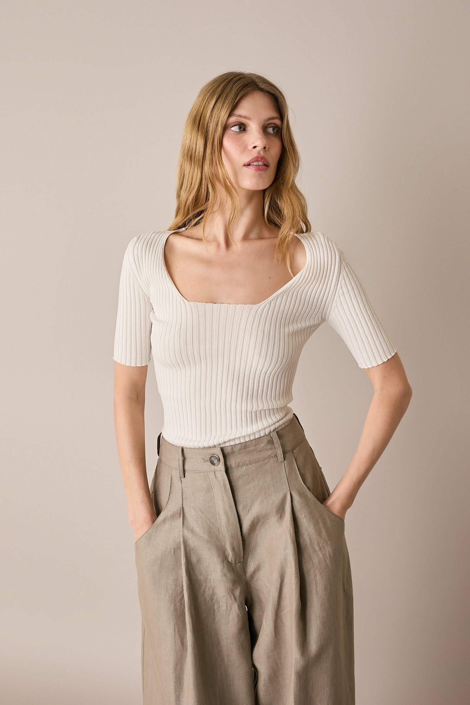 Maglia a costine con scollo quadrato
