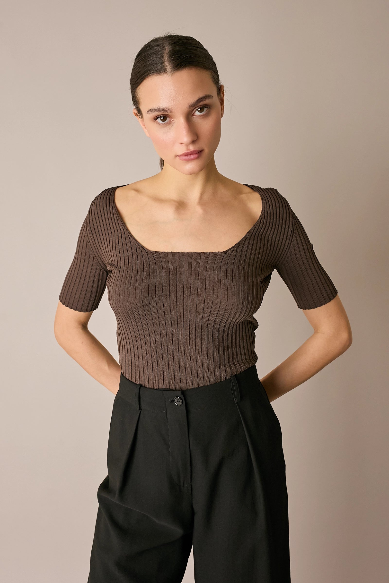Maglia a costine con scollo quadrato