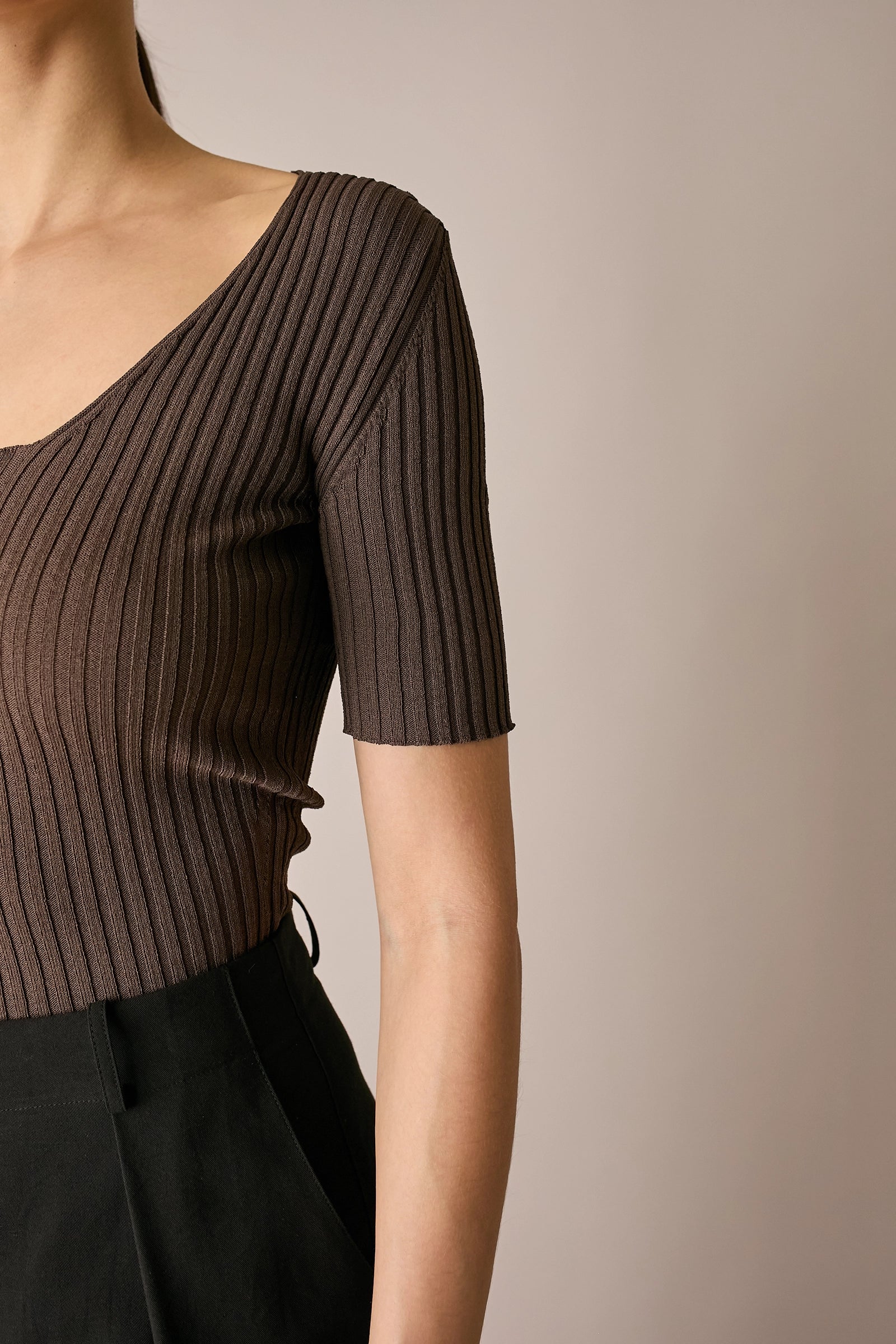 Maglia a costine con scollo quadrato