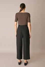 Maglia a costine con scollo quadrato