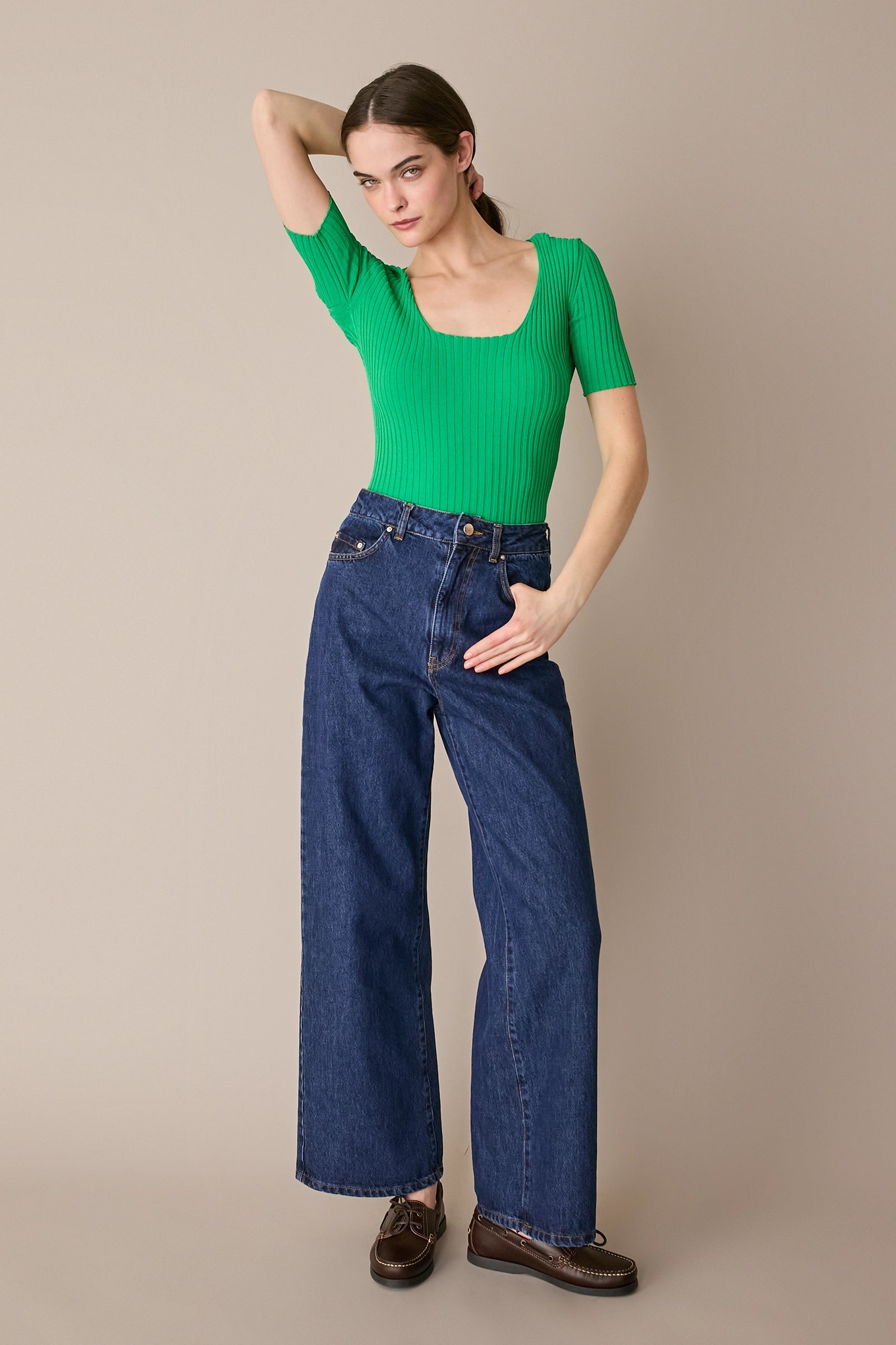 Maglia a costine con scollo quadrato
