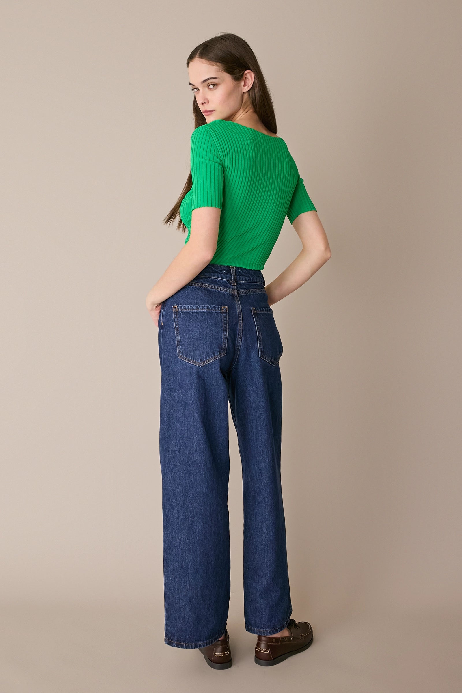 Maglia a costine con scollo quadrato