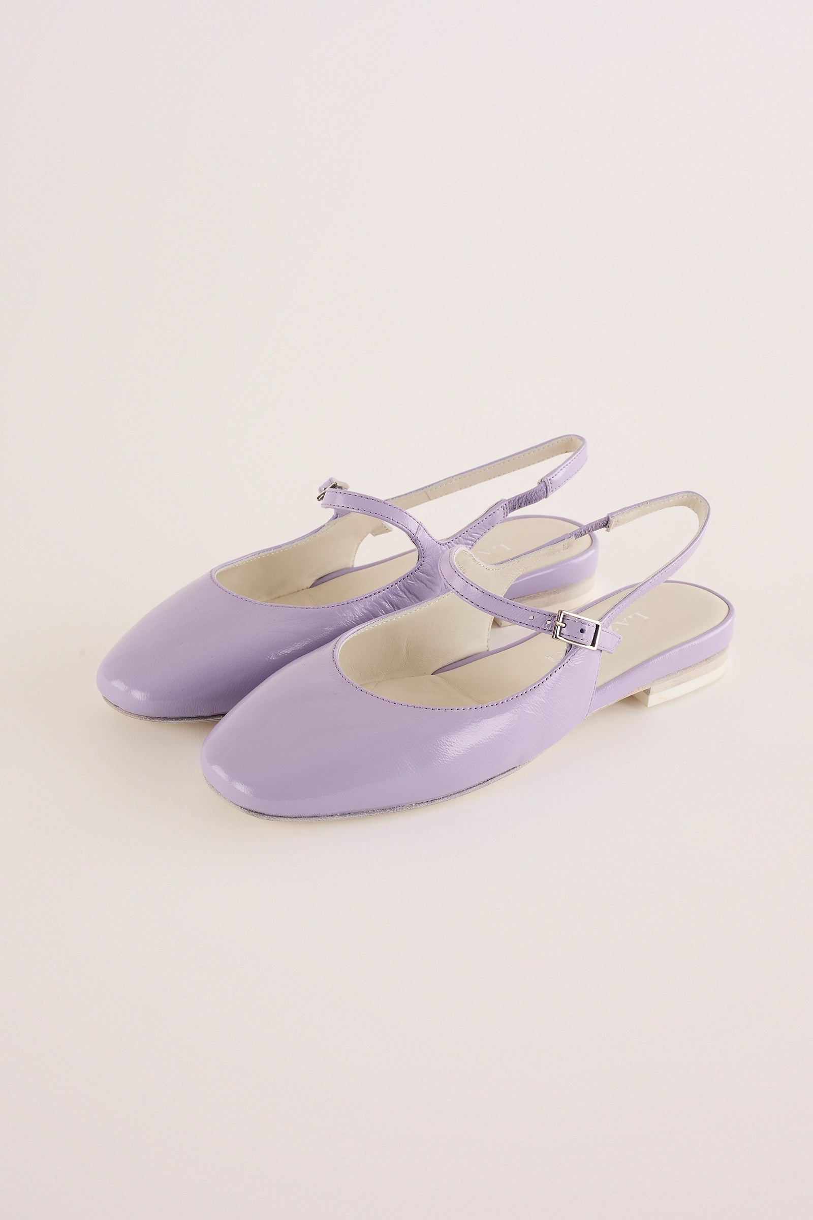 Round-toe slingbacks