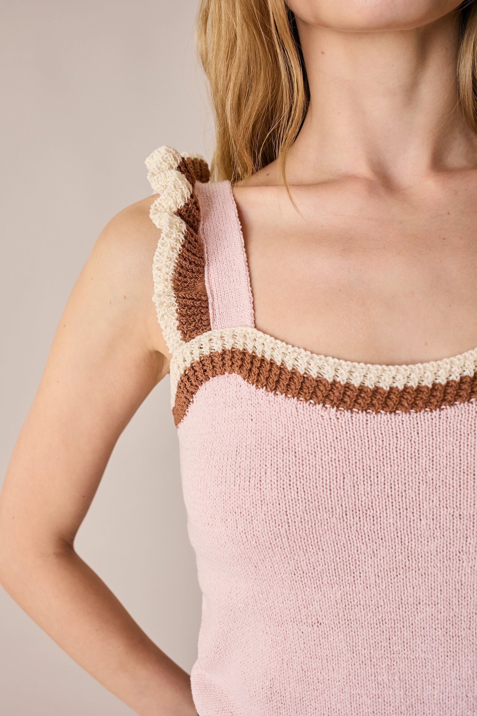 Top in maglia con volant