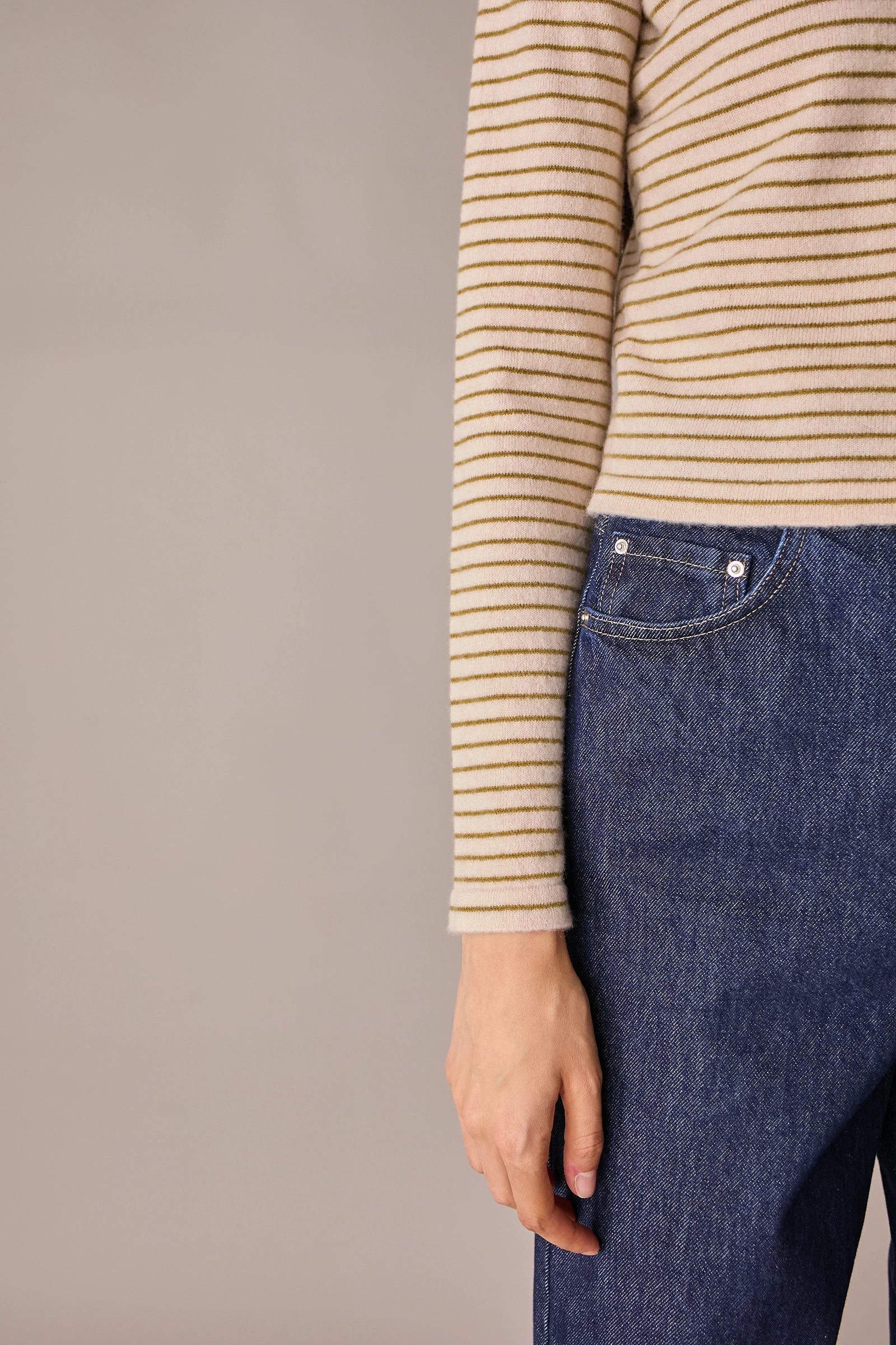 maglia cropped a righe in lana e cashmere cipria - oliva, modello cropped, made in italy