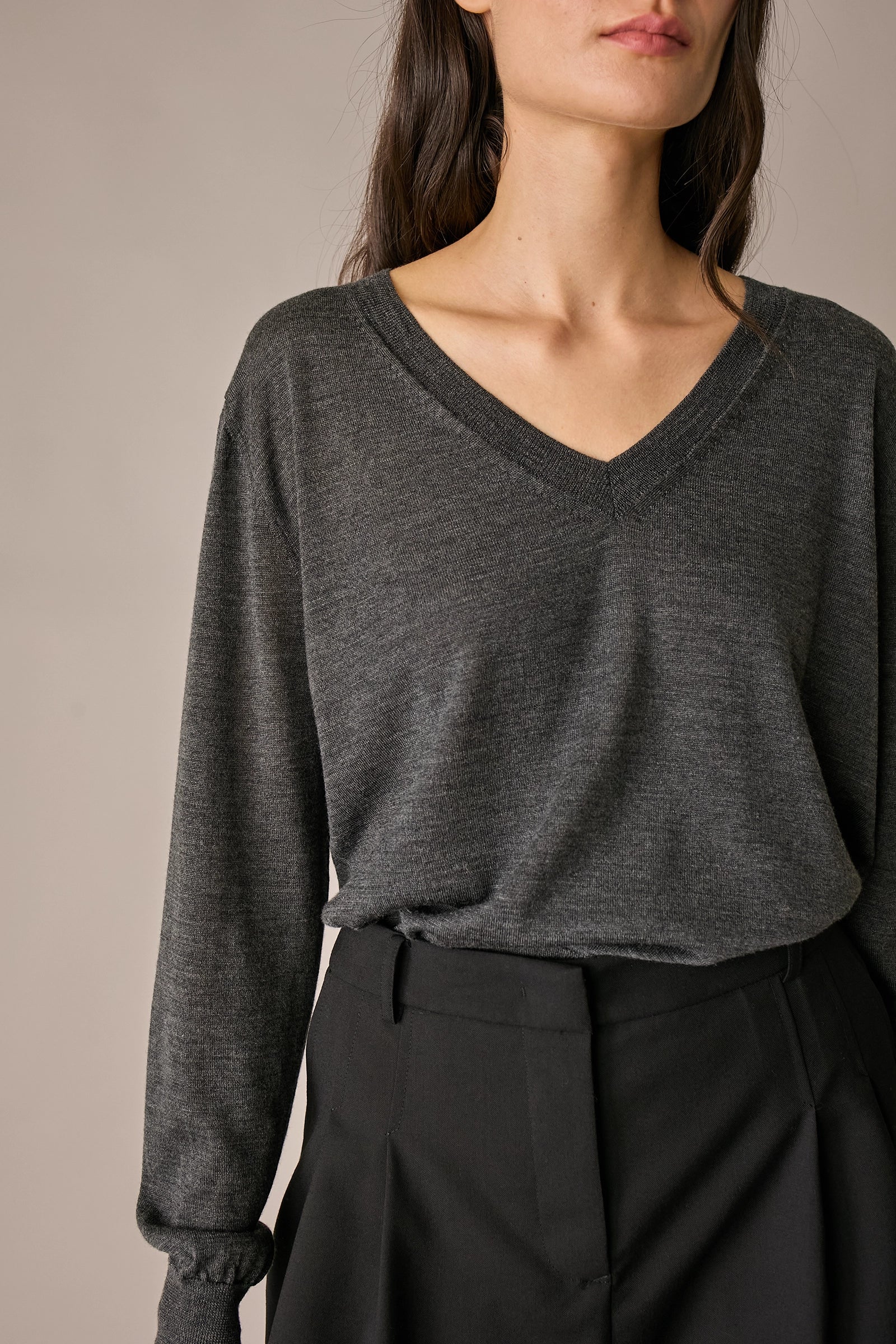 maglia in lana e seta con scollo a v grigio, spalle scese
