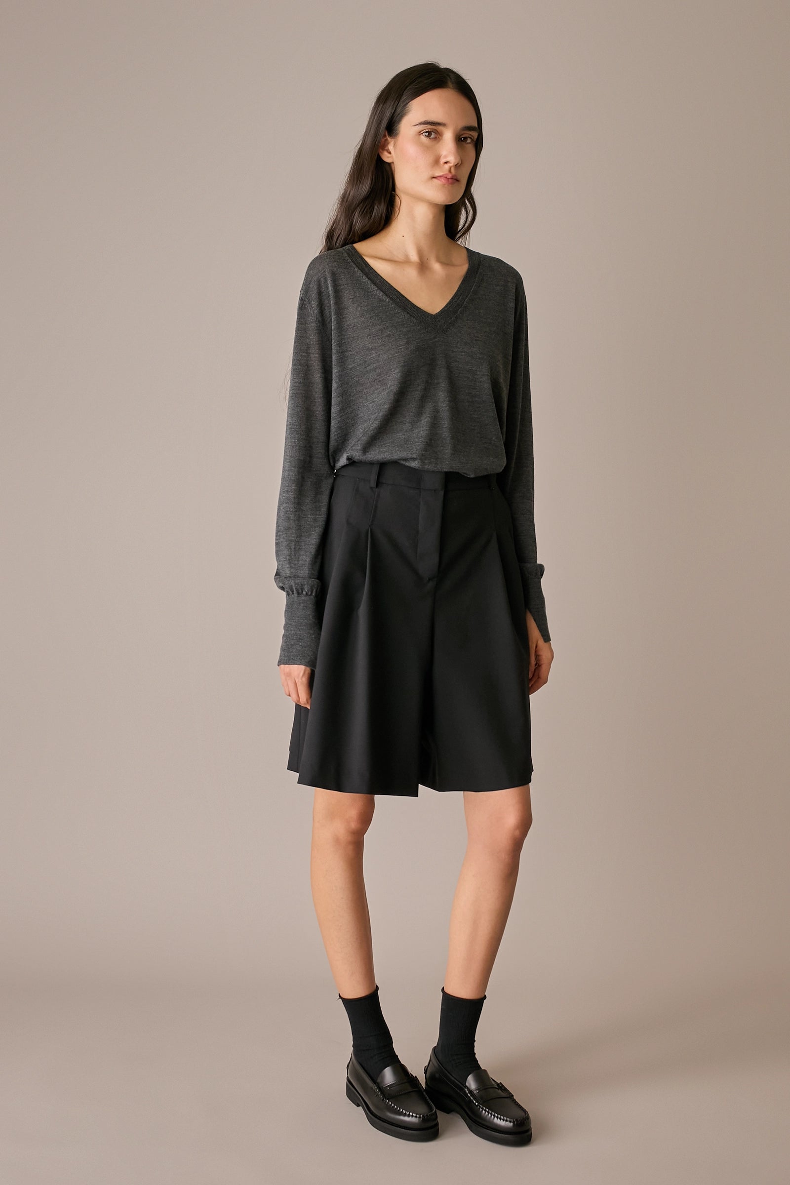 maglia in lana e seta con scollo a v, spalle scese, grigio