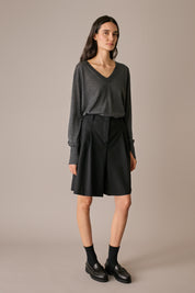 maglia in lana e seta con scollo a v, spalle scese, grigio