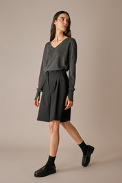 maglia in lana e seta con scollo a v grigio, polsini alti con spacchetti