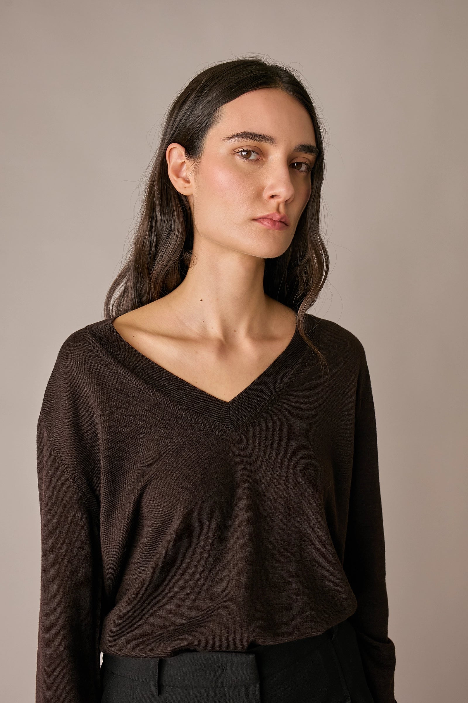 maglia in lana e seta con scollo a v, spalle scese, testa di moro