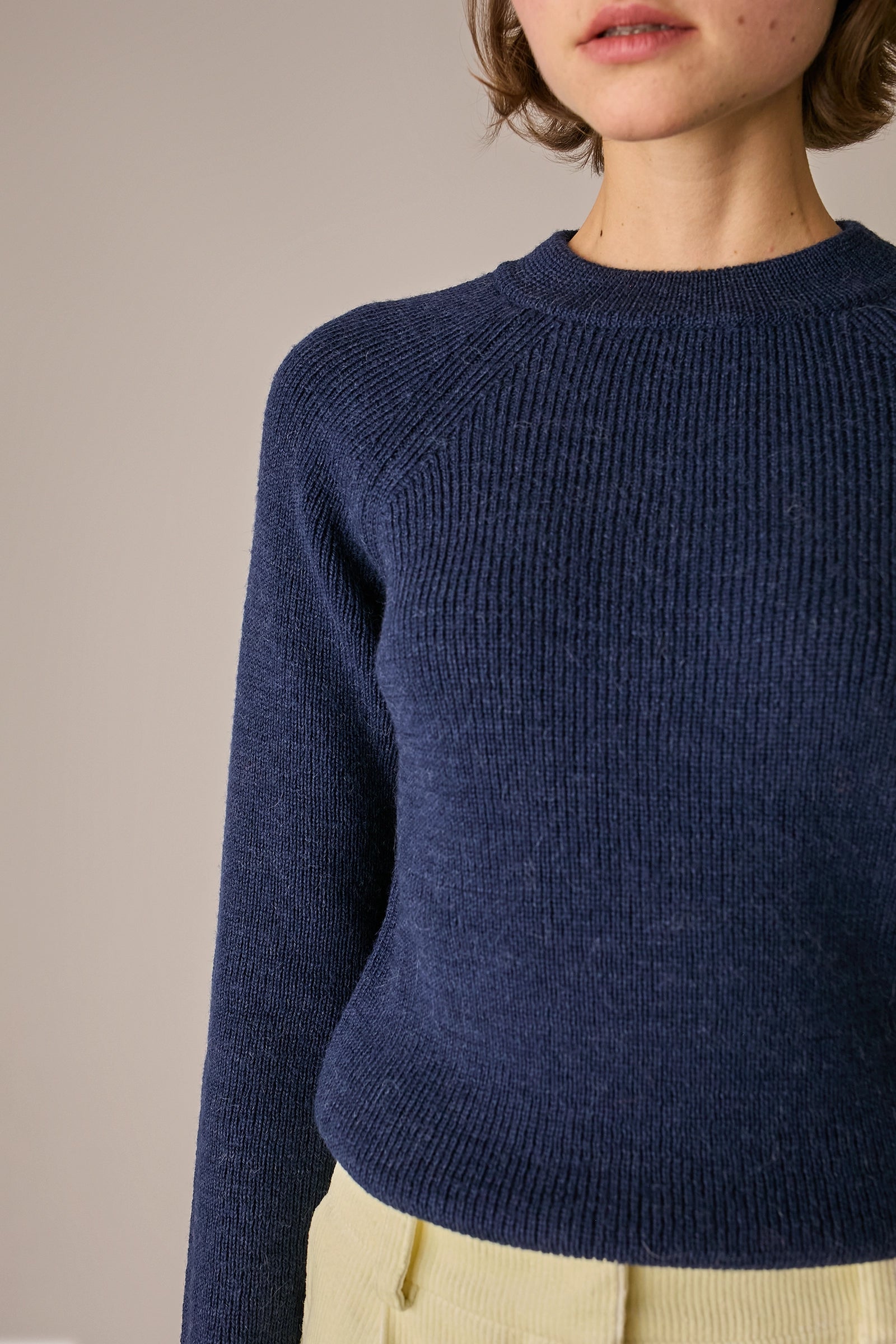 maglia a costine con maniche raglan blu navy, modello girocollo