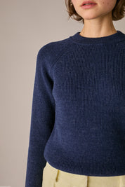 maglia a costine con maniche raglan blu navy, modello girocollo