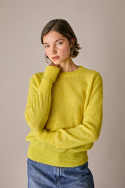 maglia girocollo in alpaca giallo, modello girocollo
