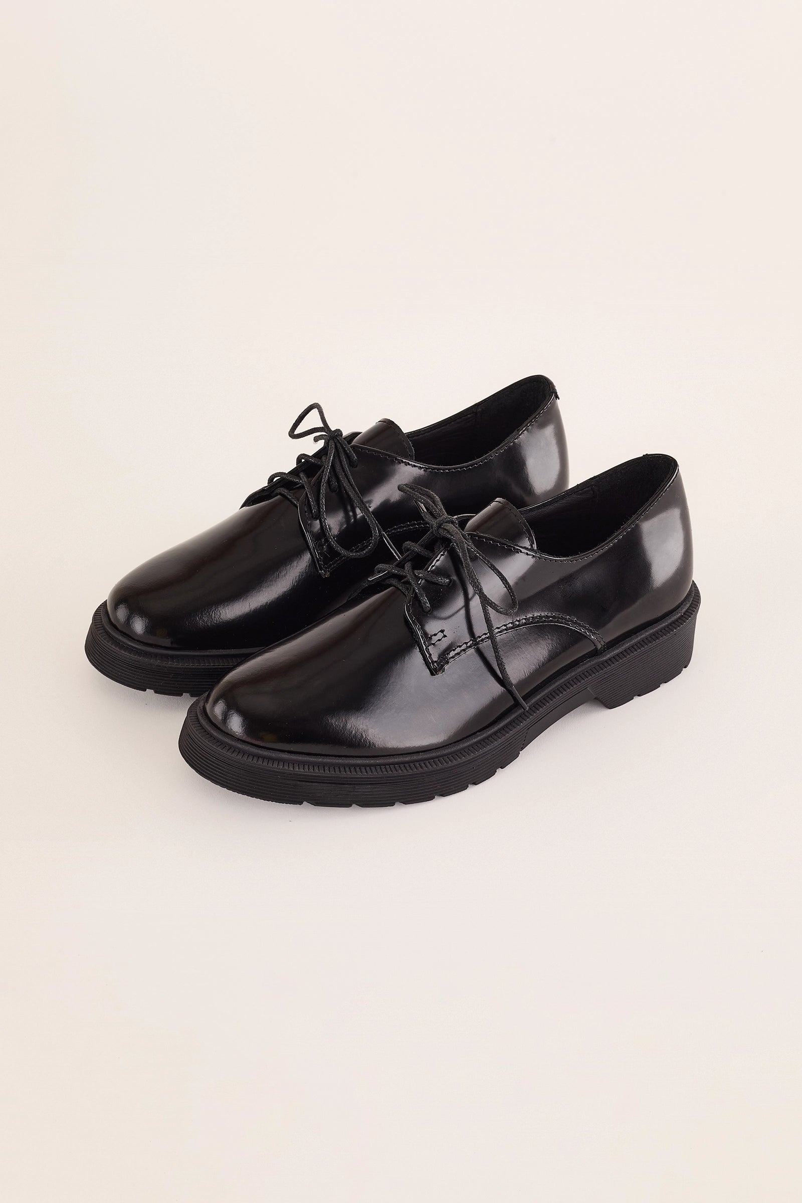 stringate lucide con suola in gomma leggera, made in italy, nero
