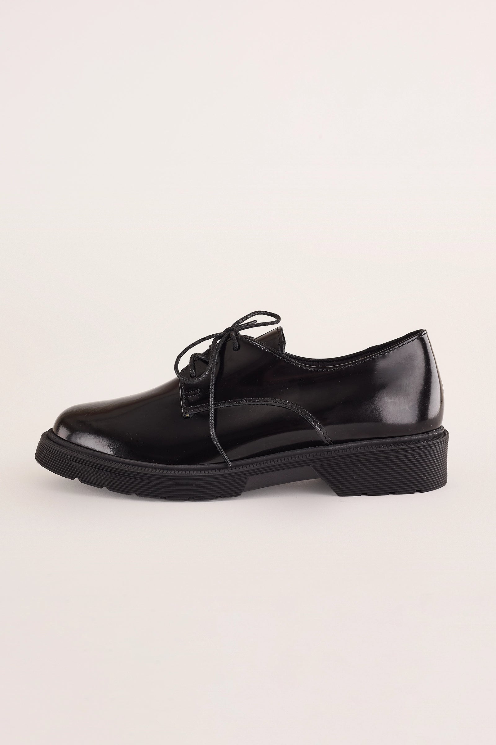 stringate lucide con suola in gomma leggera nero, pelle abrasivata