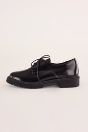 stringate lucide con suola in gomma leggera nero, pelle abrasivata