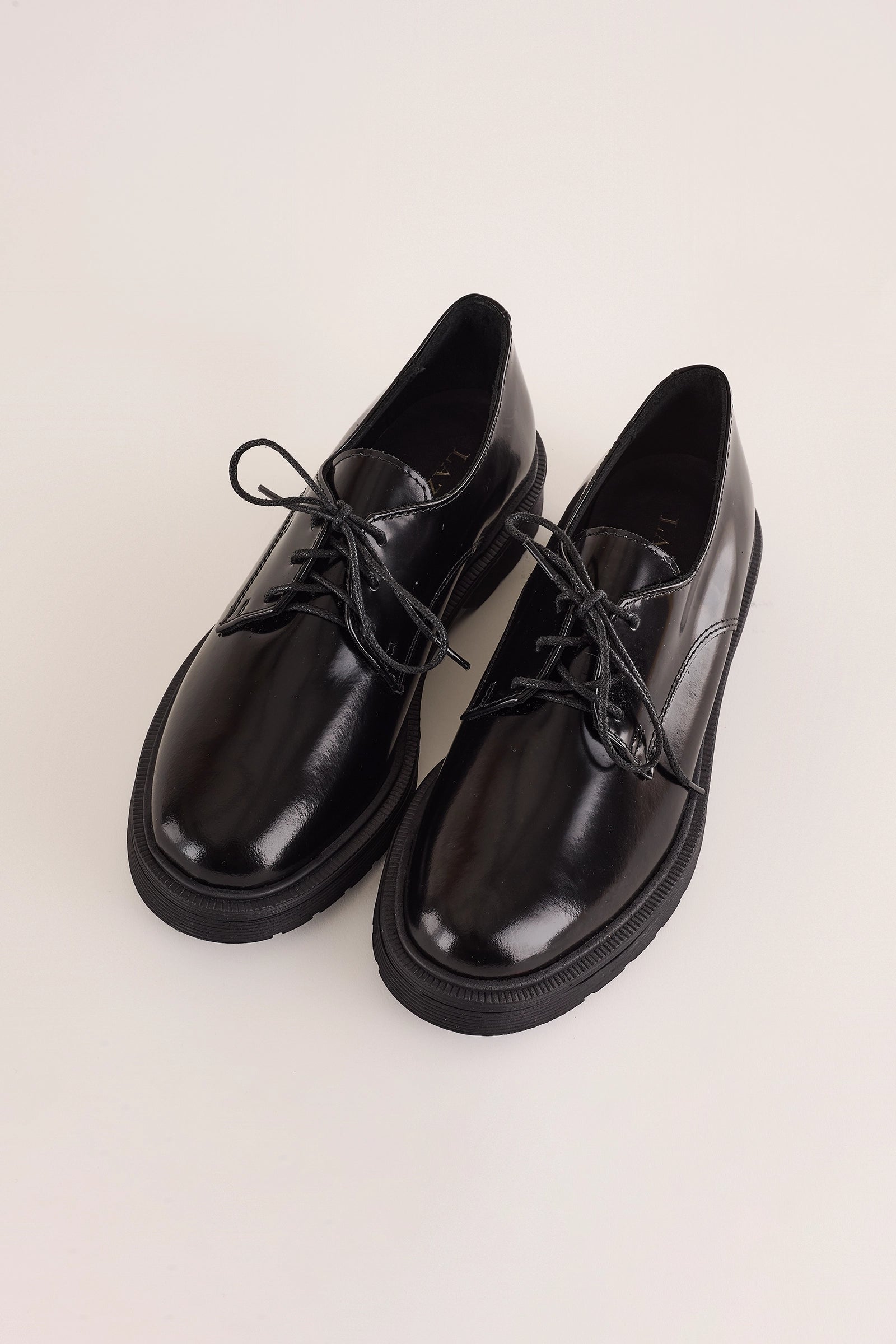 stringate lucide con suola in gomma leggera nero, made in italy