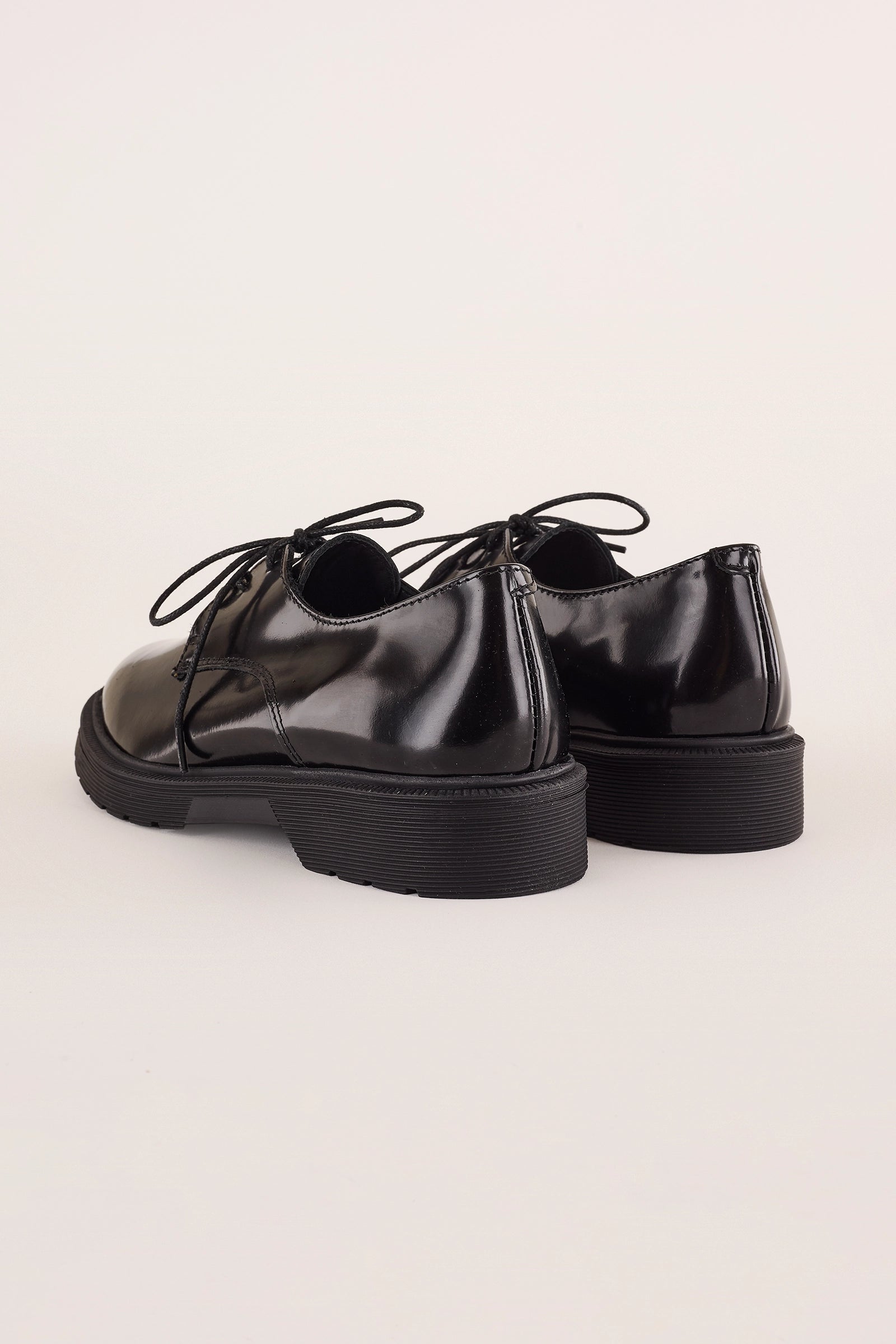 stringate lucide con suola in gomma leggera, pelle abrasivata, nero