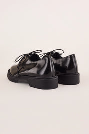 stringate lucide con suola in gomma leggera, pelle abrasivata, nero