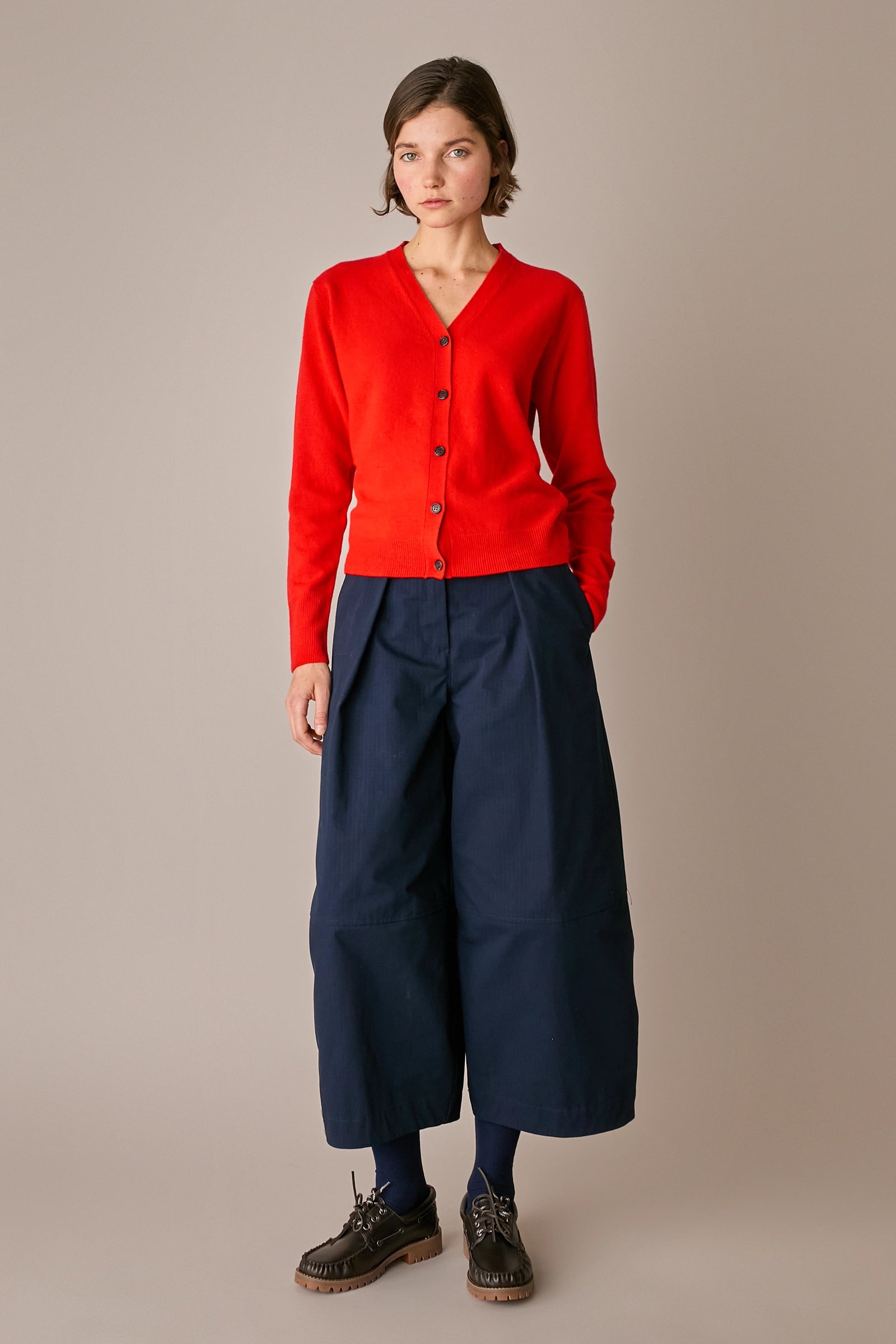 cardigan in lana con scollo a v rosso, spalle scese