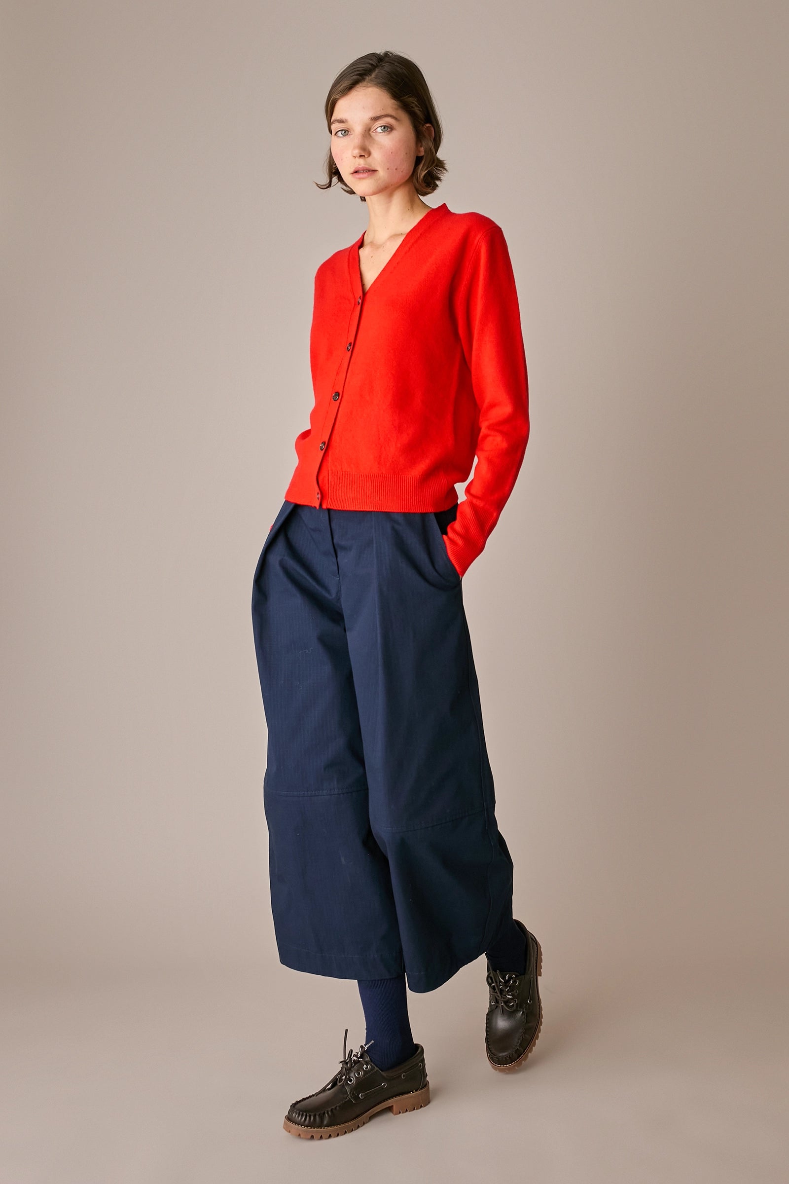 cardigan in lana con scollo a v marrone, scollo a v