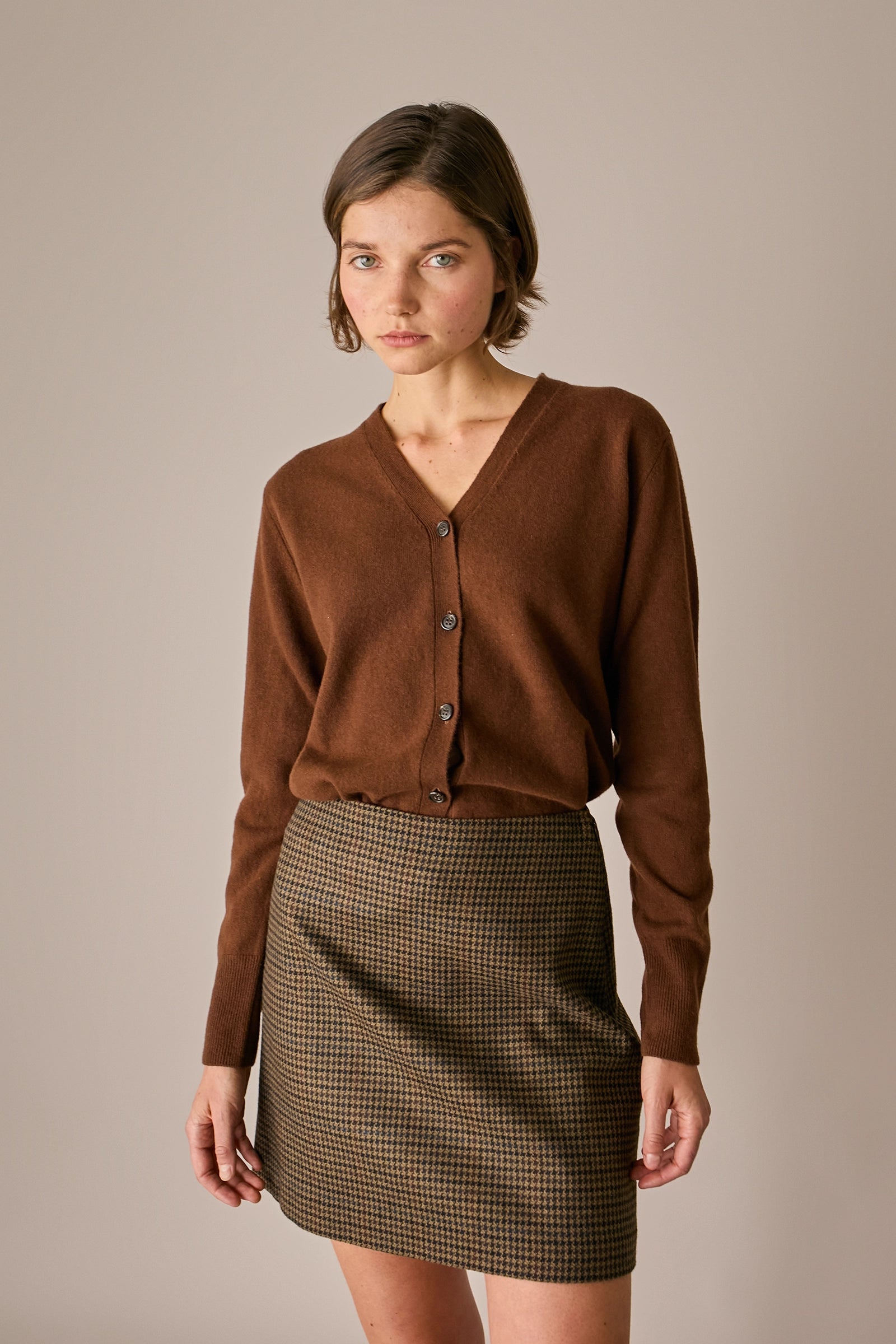 cardigan in lana con scollo a v marrone, spalle scese