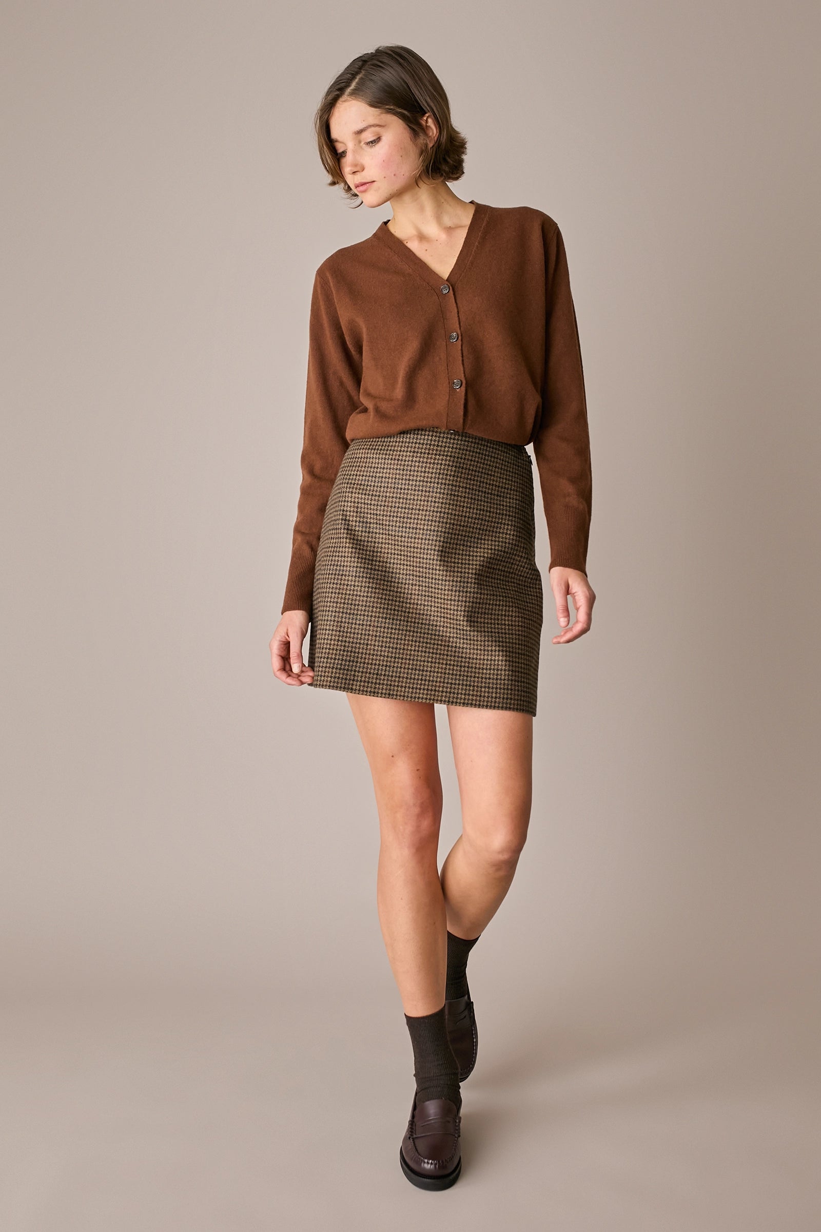 cardigan in lana con scollo a v marrone, polsini e orlo a costine