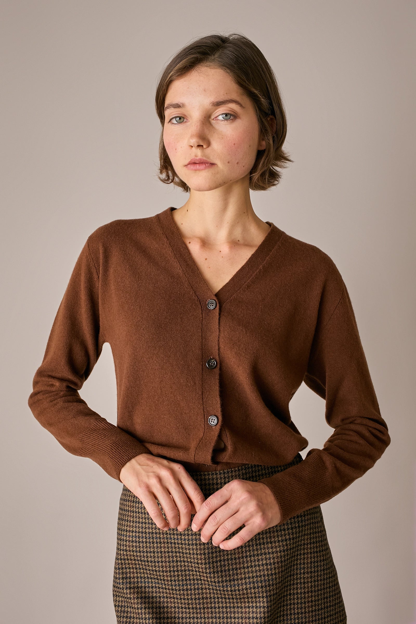 cardigan in lana con scollo a v, polsini e orlo a costine, marrone