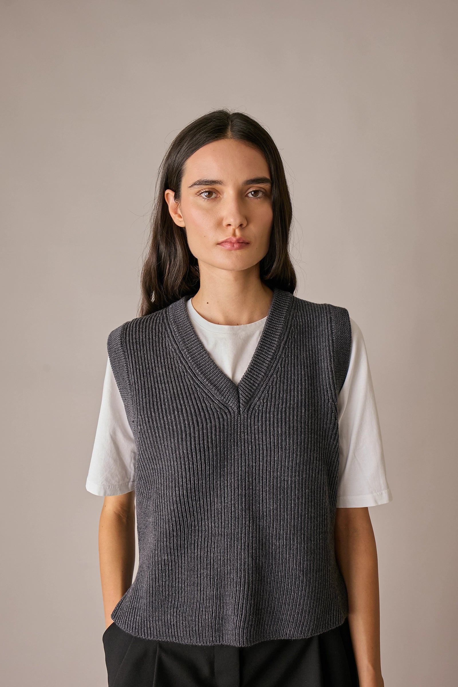gilet con scollo a v in lana a costine grigio scuro, spacchi laterali