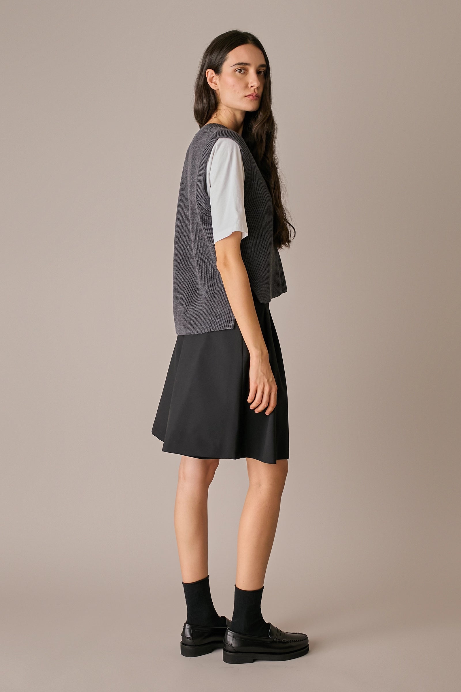 gilet con scollo a v in lana a costine, spacchi laterali, grigio scuro
